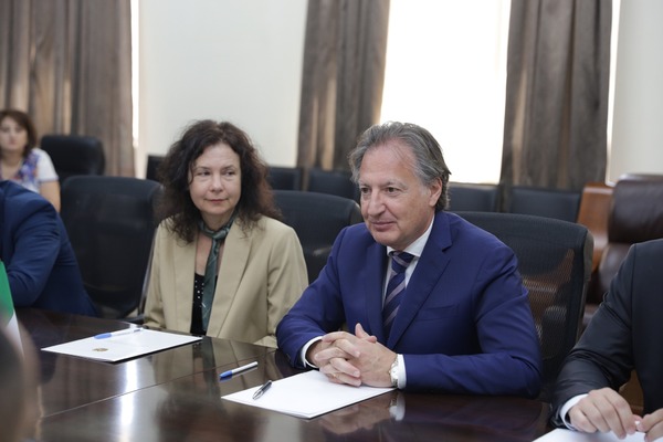 Incontro con il Governatore di Shirak 5