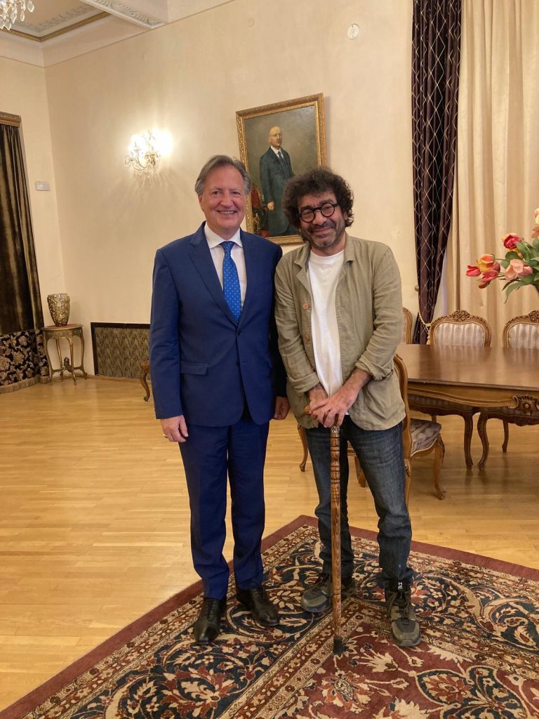 L’Ambasciatore Alessandro Ferranti con il Maestro Karen Durgaryan, Direttore del Teatro Nazionale Accademico Armeno dell’Opera e del Balletto.