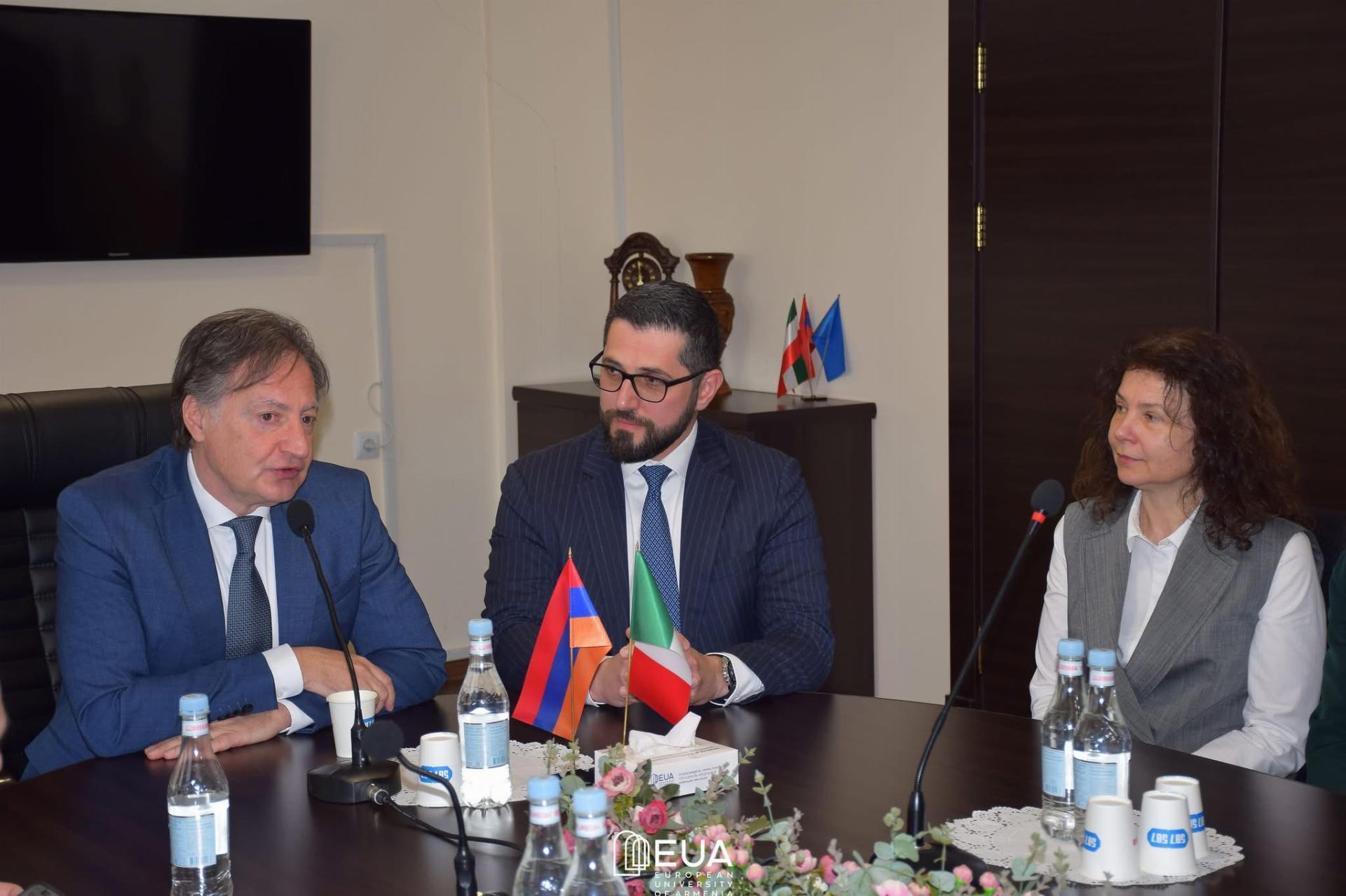 (1) Visita dell’Ambasciatore Alessandro Ferranti presso l’Università Europea d’Armenia