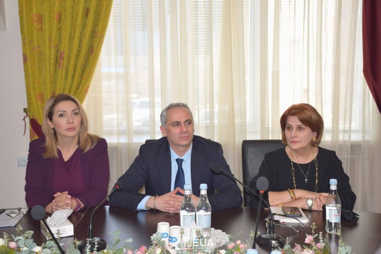 (2) Visita dell’Ambasciatore Alessandro Ferranti presso l’Università Europea d’Armenia.