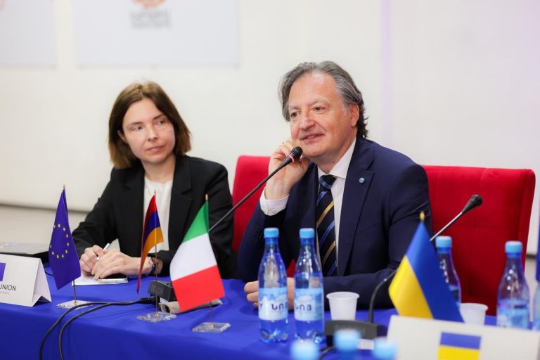 VISITA DELL’AMBASCIATORE FERRANTI ALL’UNIVERSITÀ INTERNAZIONALE EURASIA IN OCCASIONE DELLA SIMULAZIONE DEL VERTICE DELLA CPE 5